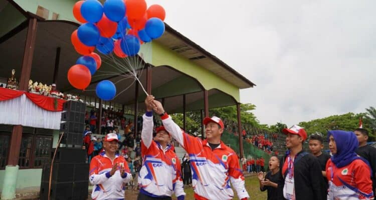 Bupati Kapuas Hulu, Fransiskus Diaan membuka secara resmi Pekan Olahraga dan Seni (Porseni) tingkat kabupaten, di lapangan GOR Uncak Kapuas, Putussibau, Sabtu (11/03/2023). (Foto: Ishaq)