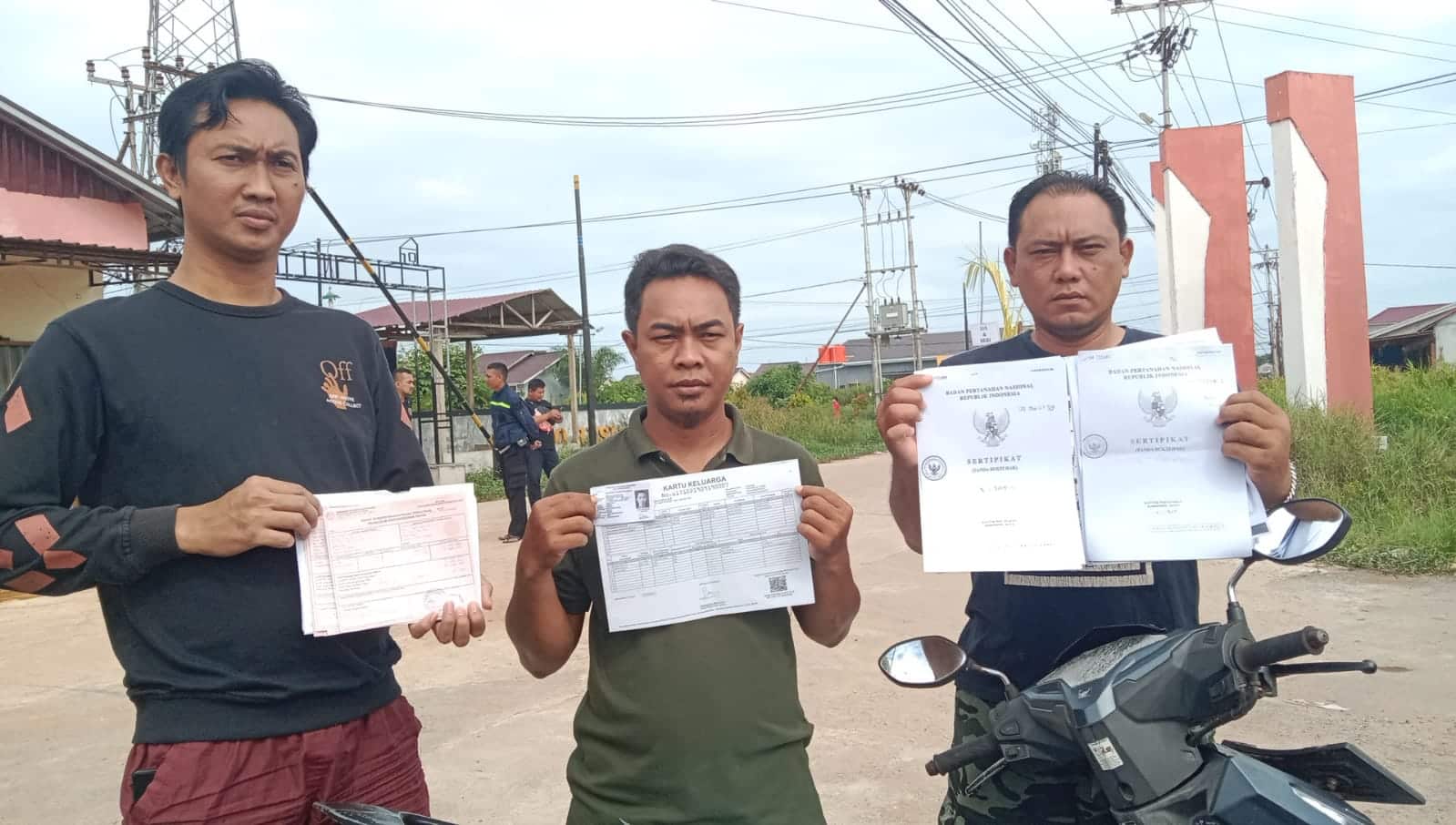 Warga SBR 7 memperlihatkan data administrasi kependudukan dan sertifikat tanah serta PBB yang tercatat dalam wilayah Kota Pontianak. (Foto: Jauhari)