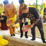 Sekda Ketapang, Alexander Wilyo melakukan ziarah akbar ke Makam Keramat Sembilan, di Desa Negari Baru, Kecamatan Benua Kayong, Jumat (10/03/2023). (Foto: Adi LC)