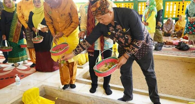 Sekda Ketapang, Alexander Wilyo melakukan ziarah akbar ke Makam Keramat Sembilan, di Desa Negari Baru, Kecamatan Benua Kayong, Jumat (10/03/2023). (Foto: Adi LC)