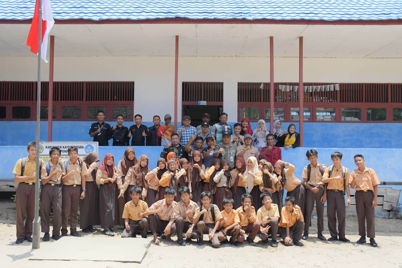 Foto bersama guru dan murid SMP Negeri 03 Pelapis, Kecamatan Kepulauan Karimata, Sabtu (11/03/2023). (Foto: Prokopim)