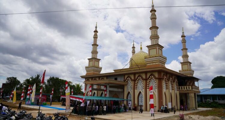 Masjid Raudhatul Jannah di Kecamatan Semitau, Kabupaten Kapuas Hulu. (Foto: Ishaq)