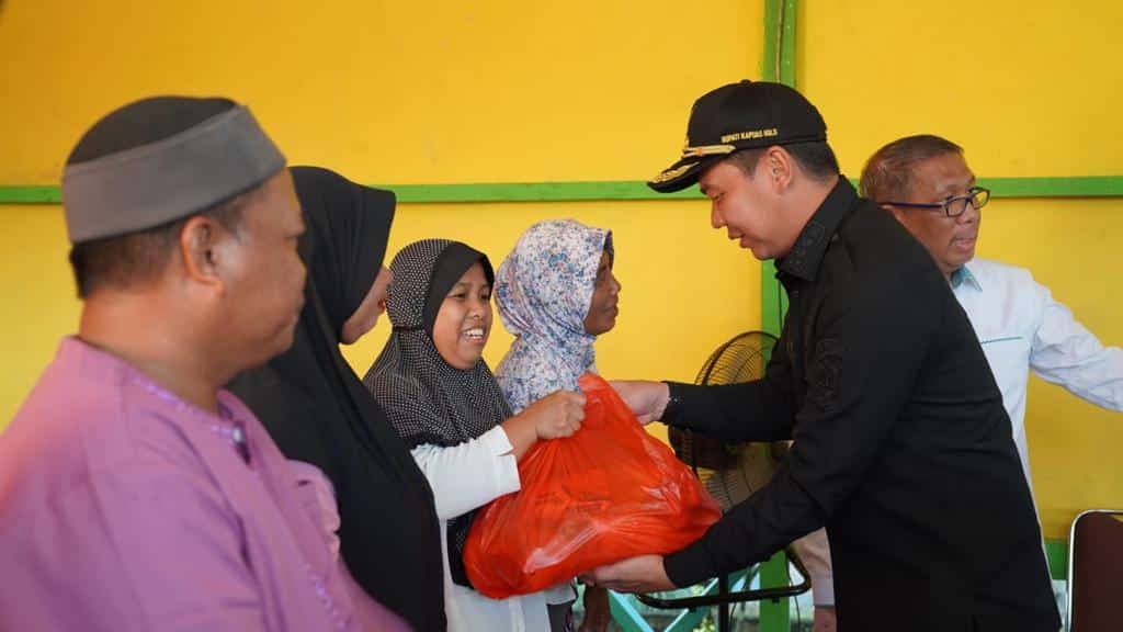 Bupati Kapuas Hulu, Fransiskus Diaan mendampingi kunker Gubernur Kalbar, Sutarmidji, Minggu (12/03/2023). (Foto: Ishaq)