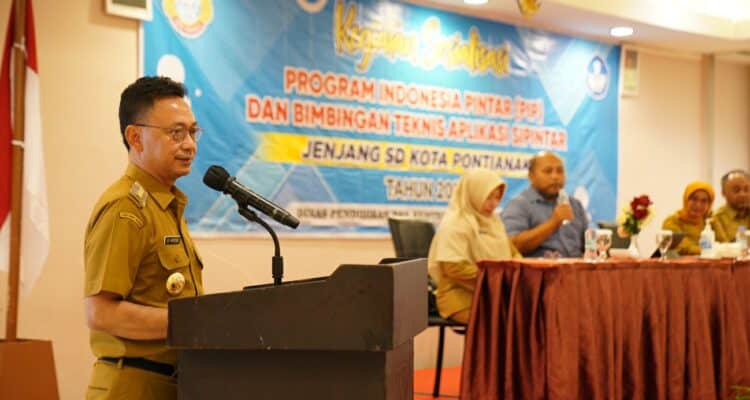 Wali Kota Pontianak, Edi Rusdi Kamtono membuka kegiatan Sosialisasi Program Indonesia Pintar (PIP). (Foto: Prokopim For KalbarOnline.com)