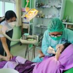 Esie Hanstein, Anggota Pendiri dan Staf Ahli Proyek Senyum Cemerlang mendampingi salah satu anak panti asuhan untuk dilakukan perawatan gigi. (Foto: Prokopim For KalbarOnline.com)