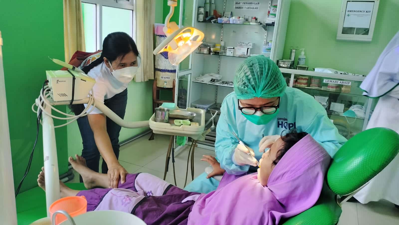 Esie Hanstein, Anggota Pendiri dan Staf Ahli Proyek Senyum Cemerlang mendampingi salah satu anak panti asuhan untuk dilakukan perawatan gigi. (Foto: Prokopim For KalbarOnline.com)