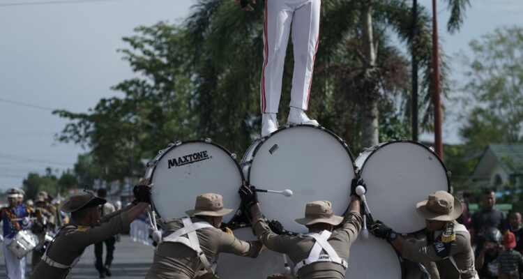 Penampilan atraksi drumband GAP IPDN yang mampu membius masyarakat Ketapang di Hari Jadi Ketapang ke-605. (Foto: Adi LC)