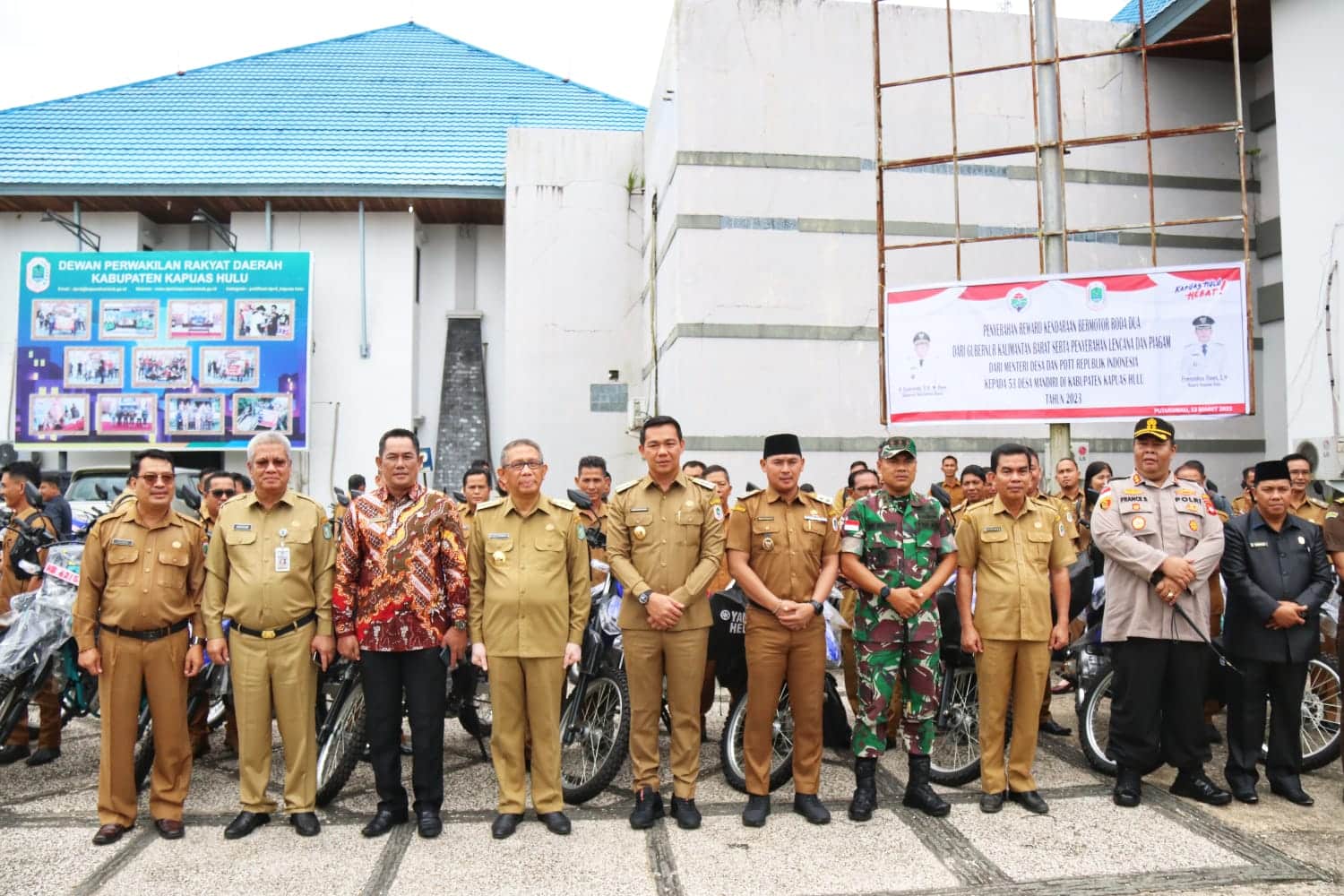 Gubernur Kalbar, Sutarmidji foto bersama di sela-sela menyerahkan 53 unit sepeda motor operasional kepada desa mandiri di Kabupaten Kapuas Hulu, Senin (13/03/2023). (Foto: Jauhari)