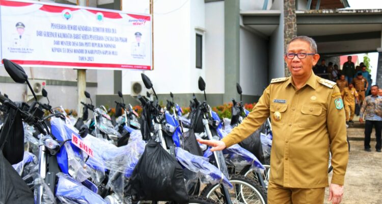 Gubernur Kalbar, Sutarmidji menyerahkan 53 unit sepeda motor operasional kepada desa mandiri di Kabupaten Kapuas Hulu, Senin (13/03/2023). (Foto: Jauhari)