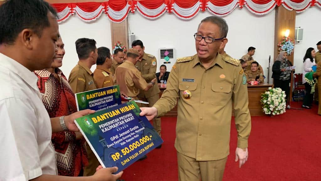 Gubernur Kalbar, Sutarmidji menyerahkan hibah rumah ibadah di Gedung DPRD Kapuas Hulu, Senin (13/03/2023). (Foto: Jauhari)