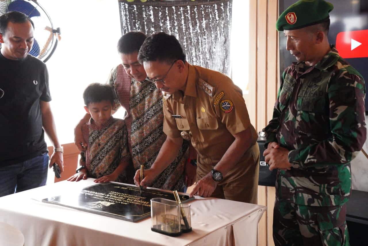 Wali Kota Pontianak, Edi Rusdi Kamtono menandatangani prasasti menandai diresmikannya Kapal Wisata Tepian Senghie. (Foto: Prokopim For KalbarOnline.com)