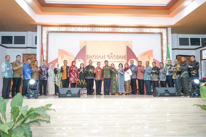 Foto bersama pada malam ramah tamah Forsesdasi Provinsi Kalimantan Barat tahun 2023, di Gedung Pancasila Ketapang, Senin (13/03/2023). (Adi LC)