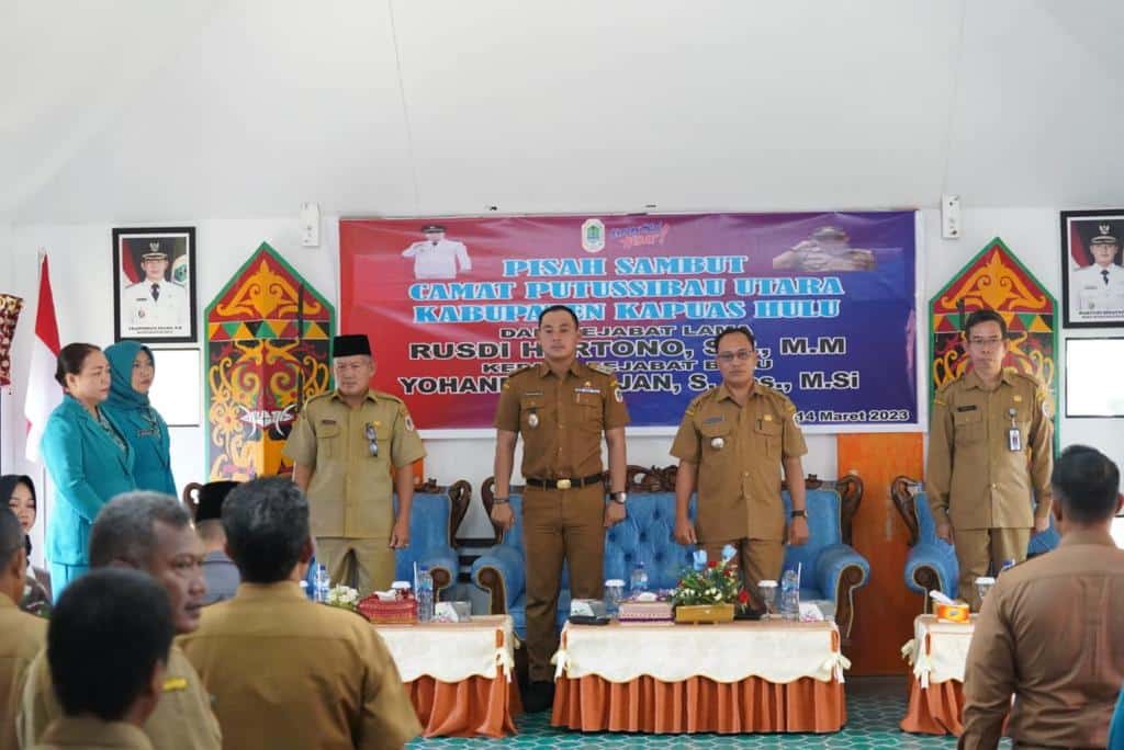 Wakil Bupati Kapuas Hulu, Wahyudi Hidayat menghadiri acara pisah sambut sekaligus serah terima jabatan Camat Putussibau Utara, di Aula Kantor Camat Putussibau Utara, Selasa (14/03/2023). (Foto: Ishaq)