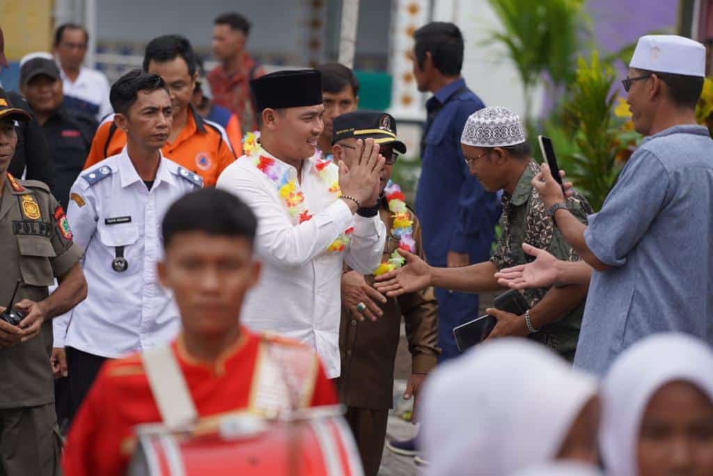Kehadiran Wabup Kapuas Hulu, Wahyudi Hidayat mendapat sambutan antusias dari warga Desa Madang Permai, Kecamatan Suhaid. (Foto: Ishaq)