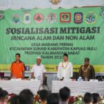 Wabup Kapuas Hulu, Wahyudi Hidayat menghadiri Sosialisasi Mitigasi Bencana Alam dan Non Alam di Desa Madang Permai, Kecamatan Suhaid. (Foto: Ishaq)