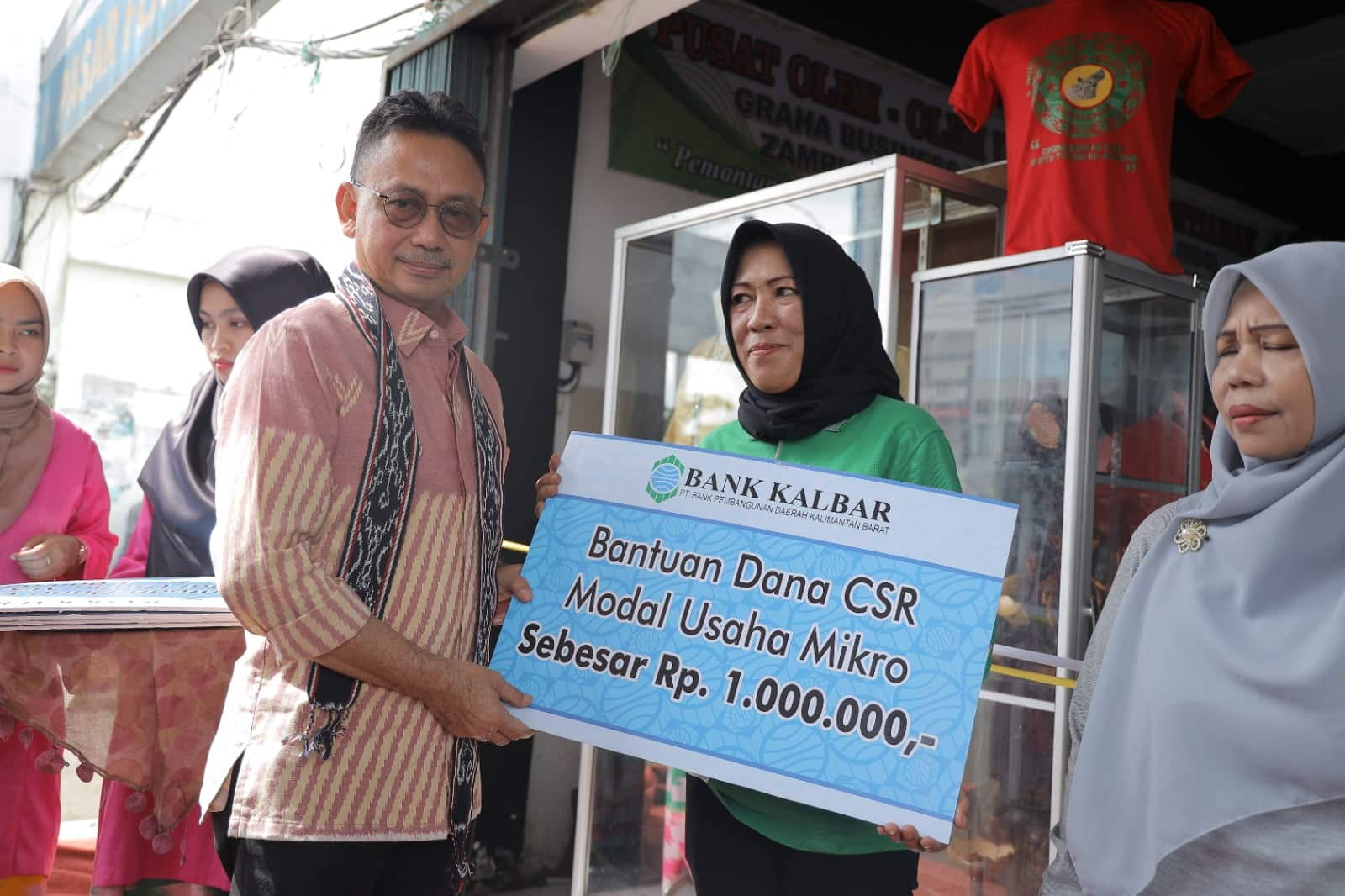 Wali Kota Pontianak, Edi Rusdi Kamtono menyerahkan bantuan dana CSR Modal Usaha Mikro kepada pelaku UMKM. (Foto: Kominfo For KalbarOnline.com)