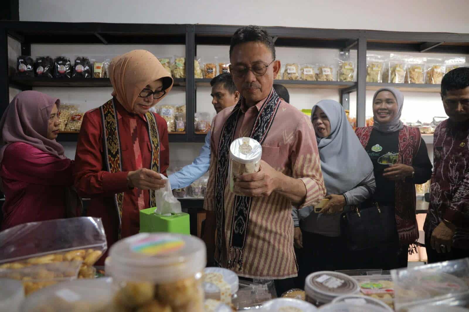 Wali Kota Pontianak, Edi Rusdi Kamtono melihat produk-produk UMKM. (Foto: Kominfo For KalbarOnline.com)