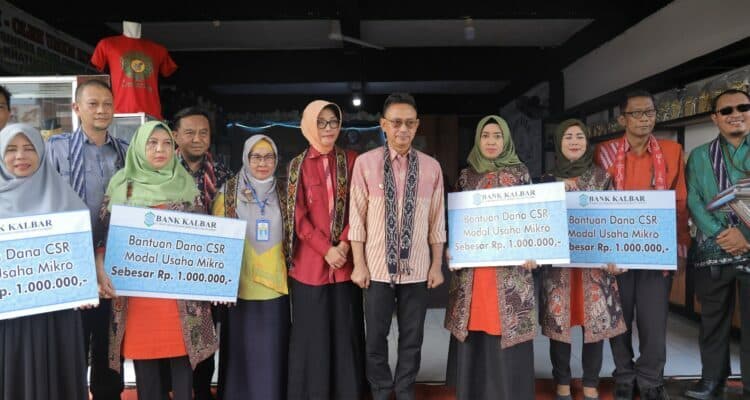 Wali Kota Pontianak, Edi Rusdi Kamtono foto bersama para pelaku UMKM. (Foto: Kominfo For KalbarOnline.com)