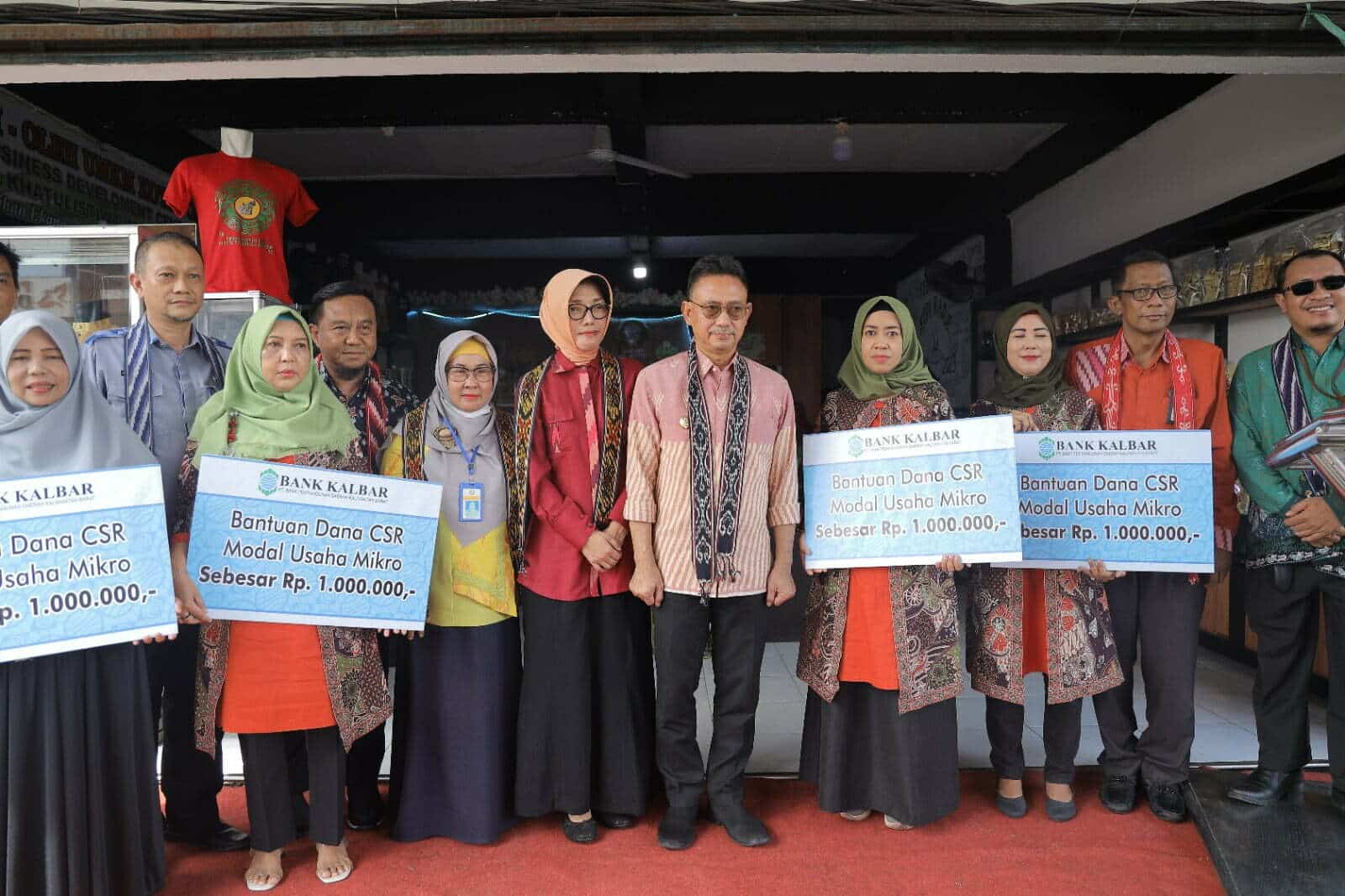 Wali Kota Pontianak, Edi Rusdi Kamtono foto bersama para pelaku UMKM. (Foto: Kominfo For KalbarOnline.com)