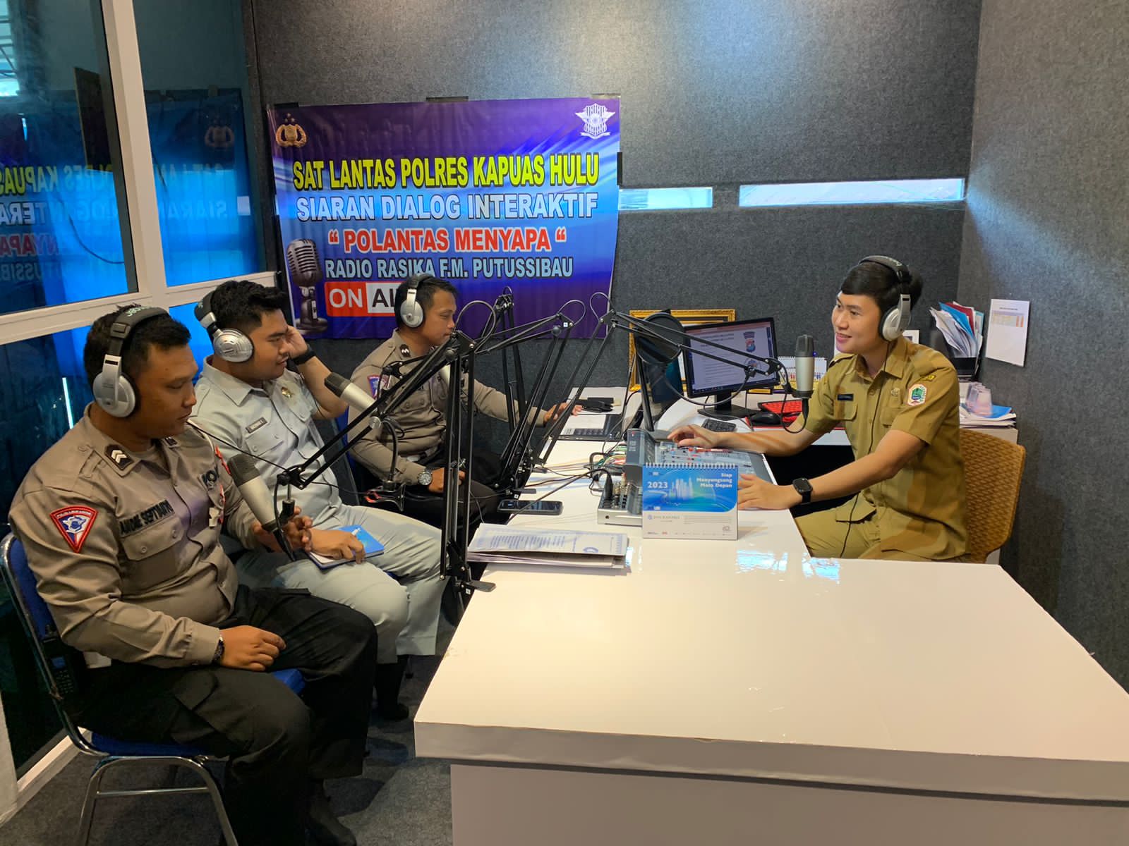 Talk show interaktif dalam program "Polantas menyapa" di Radio Rasika 103.4 FM Putussibau, Selasa (14/03/2023). (Foto: Ishaq)