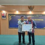 Bupati Kayong Utara, Citra Duani menerima penghargaan Anugerah Reksa Bhanda oleh Direktur Jenderal Kekayaan Negara, Kementerian Keuangan Negara, Kamis (16/03/2023), di Kantor DJKN IX Kalimantan Barat, Kota Pontianak. (Foto: Prokopim)