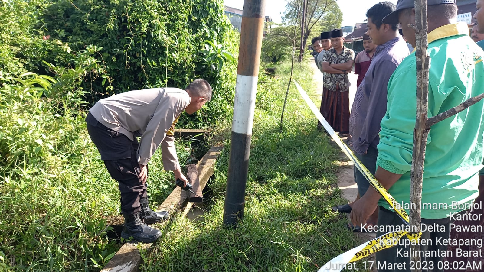 Lokasi penemun mayat di dekat saluran drainase komplek Pasar Rangga Sentap, Jalan Imam Bonjol, Kelurahan Kantor, Kecamatan Delta Pawan, Jumat (17/03/2023) pagi. (Foto: Adi LC)