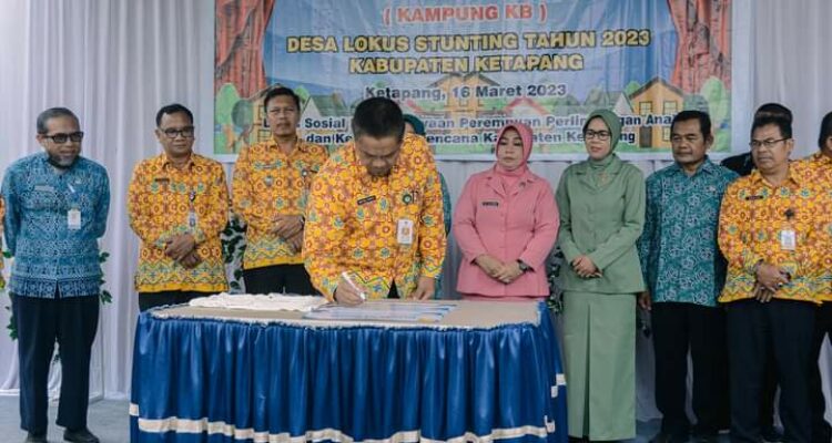 Pencanangan Kampung Keluarga Berkualitas pada Lokus Stunting Kabupaten Ketapang Tahun 2023, di halaman Kantor Camat Benua Kayong, Kamis (16/3/2023). (Foto: Adi LC)