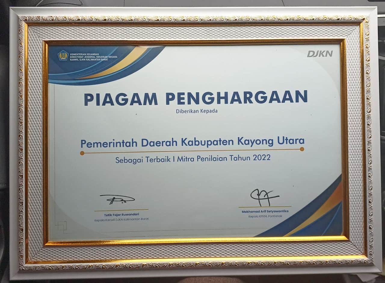 Pemkab Kayong Utara meraih penghargaan untuk Kategori Terbaik I Mitra Penilaian Tahun 2022. (Foto: Prokopim)
