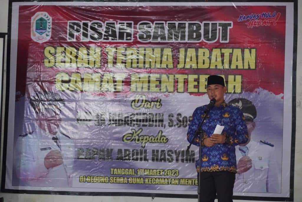 Wakil Bupati Kapuas Hulu, Wahyudi Hidayat memberikan sambutan dalam acara pisah sambut sekaligus serah terima jabatan Camat Mentebah. (Foto: Ishaq)