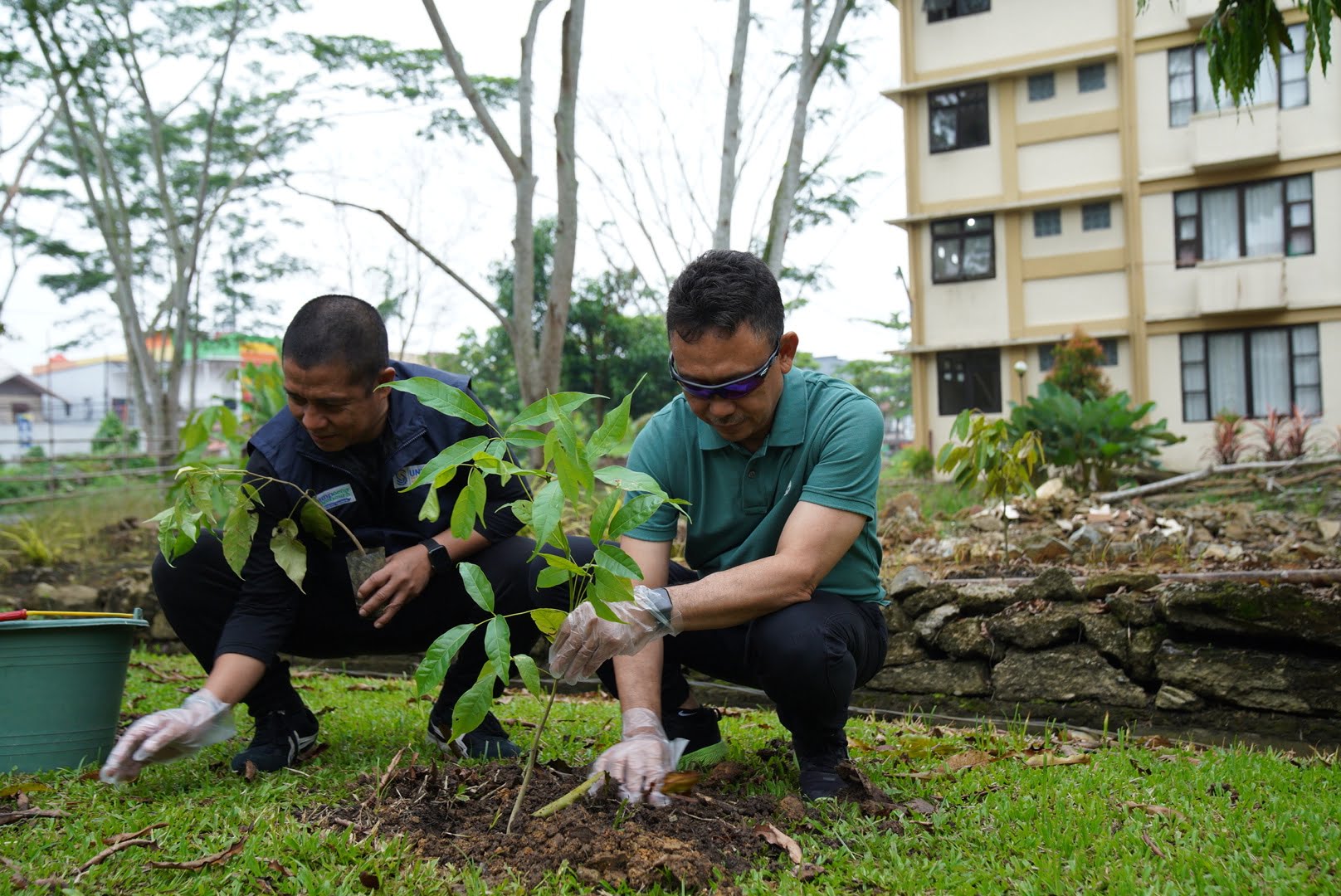 Wali Kota Pontianak, Edi Rusdi Kamtono menanam pohon Tekoma di lingkungan Rusunawa Untan dalam rangka memperingati Hari Air Sedunia 2023. (Foto: Prokopim For KalbarOnline.com)