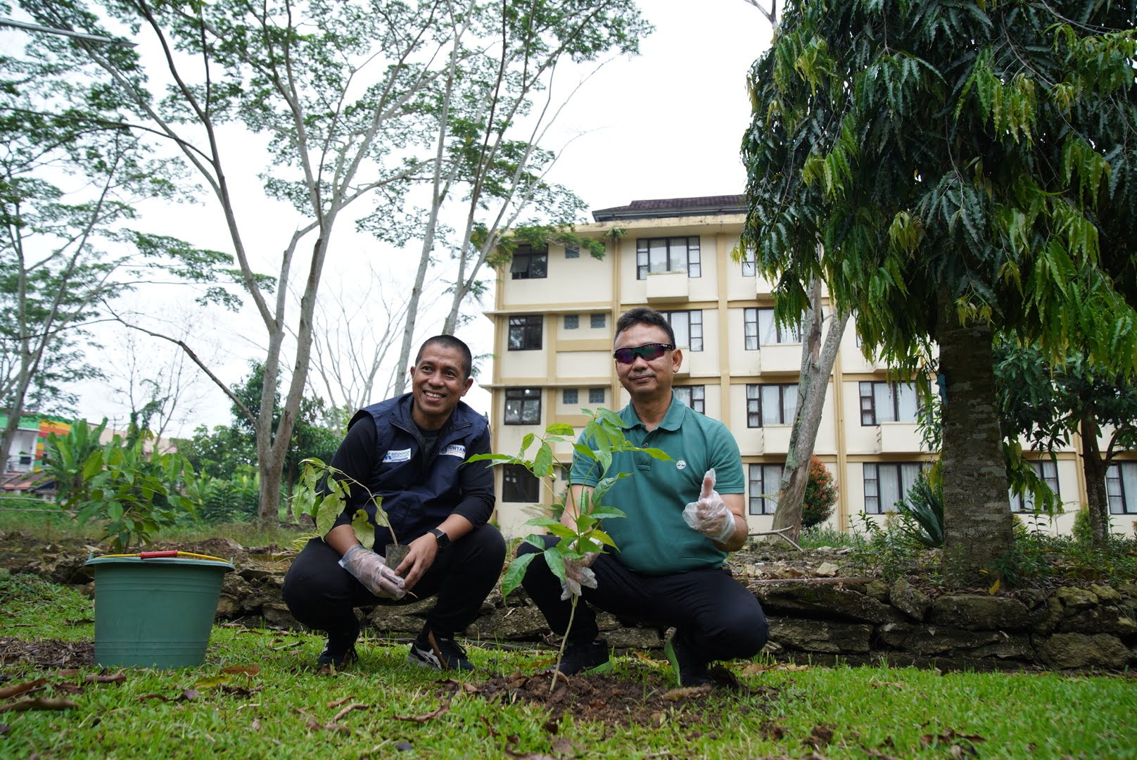 Wali Kota Pontianak, Edi Rusdi Kamtono menanam pohon Tekoma di lingkungan Rusunawa Untan dalam rangka memperingati Hari Air Sedunia 2023. (Foto: Prokopim For KalbarOnline.com)