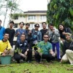 Wali Kota Pontianak, Edi Rusdi Kamtono berfoto bersama para mahasiswa usai menanam pohon dalam rangka memperingati Hari Air Sedunia. (Foto: Prokopim For KalbarOnline.com)