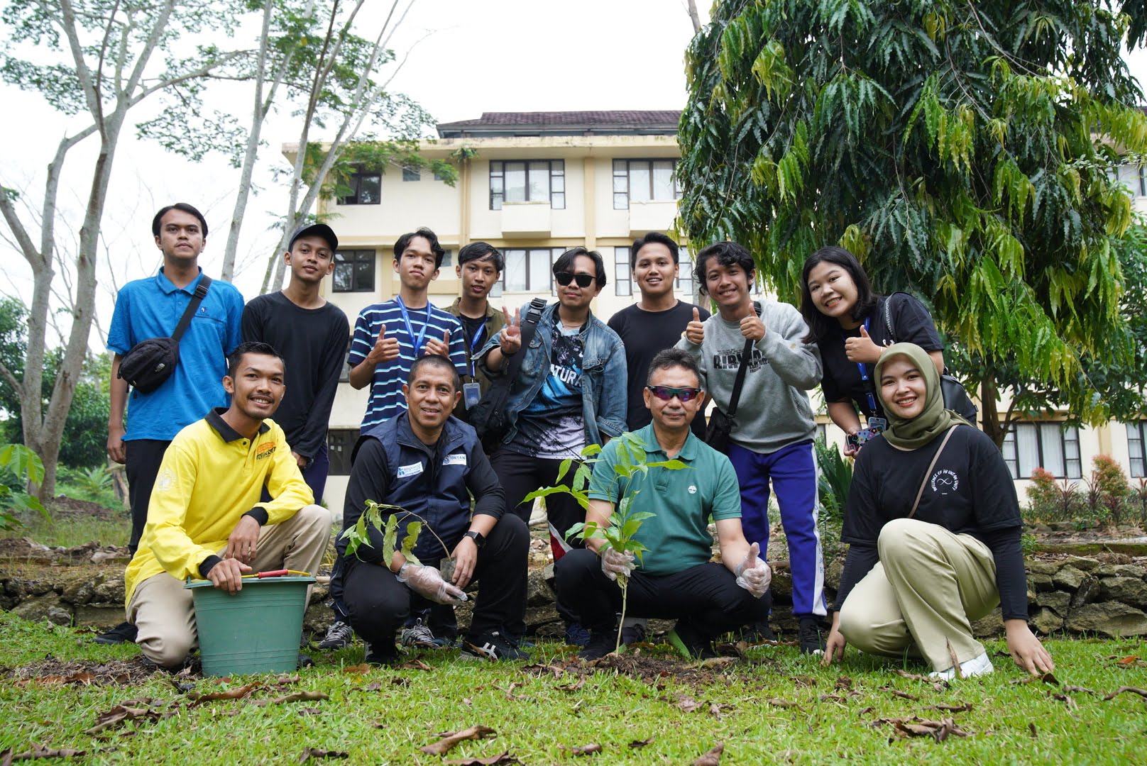 Wali Kota Pontianak, Edi Rusdi Kamtono berfoto bersama para mahasiswa usai menanam pohon dalam rangka memperingati Hari Air Sedunia. (Foto: Prokopim For KalbarOnline.com)