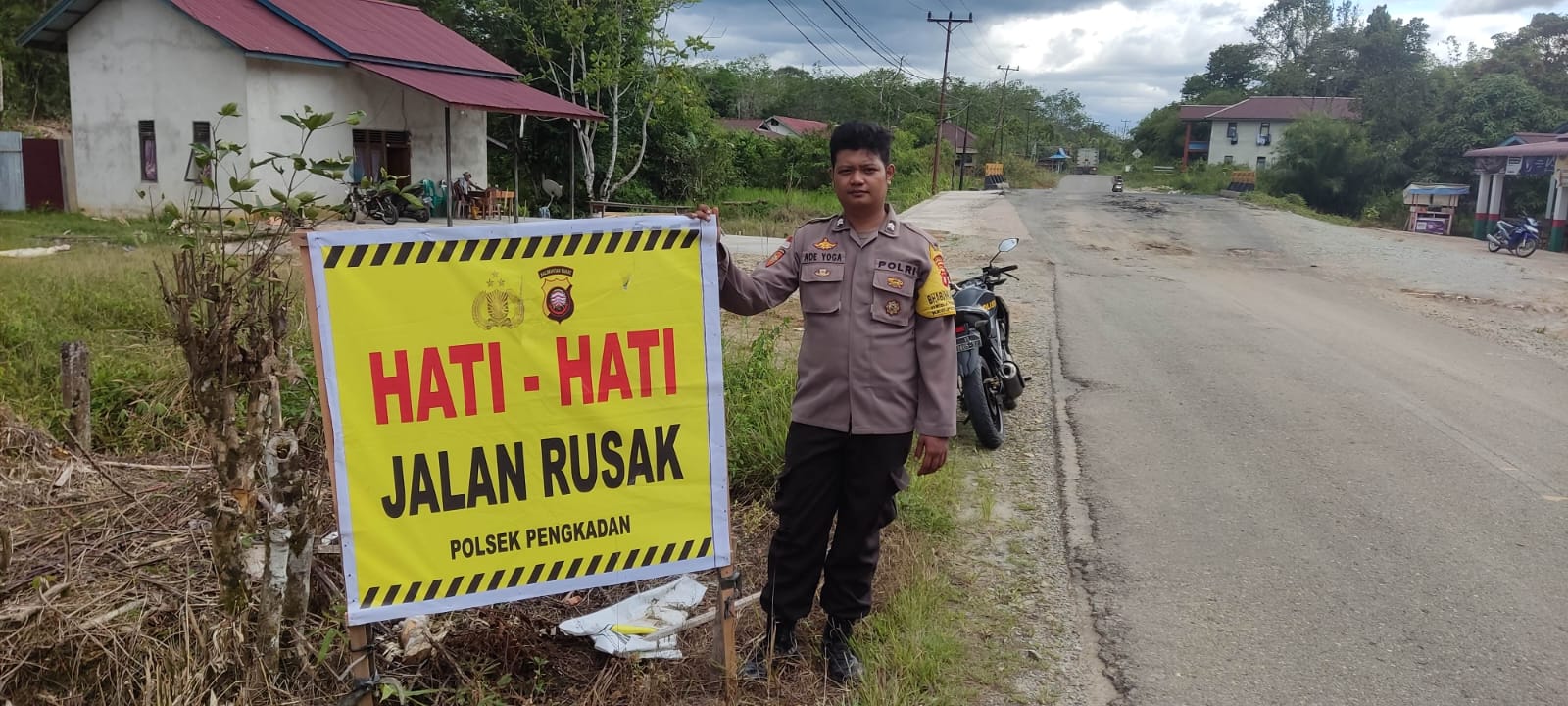 Spanduk imbauan terpadang di ruas Jalan Lintas Selatan yang mengalami kerusakan, di Dusun Sira Menuak, Desa Sirajaya, Kecamatan Pengkadan, Kabupaten Kapuas Hulu. (Foto: Ishaq)
