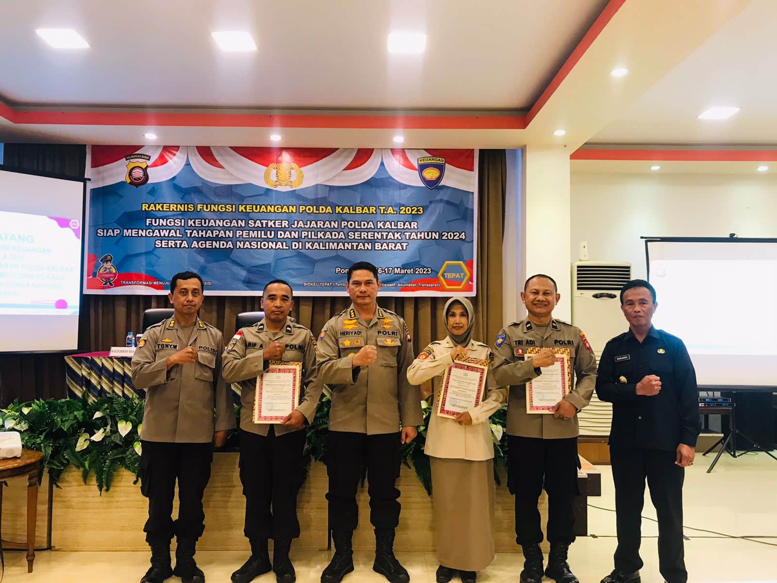 Jajaran Polres Kapuas Hulu berfoto bersama usai mendapatkan penghargaan dari Kapolda Kalbar untuk peringkat pertama dalam Indikator Kinerja Pelaksanaan Anggaran (IKPA) tahun 2022. (Foto: Ishaq)