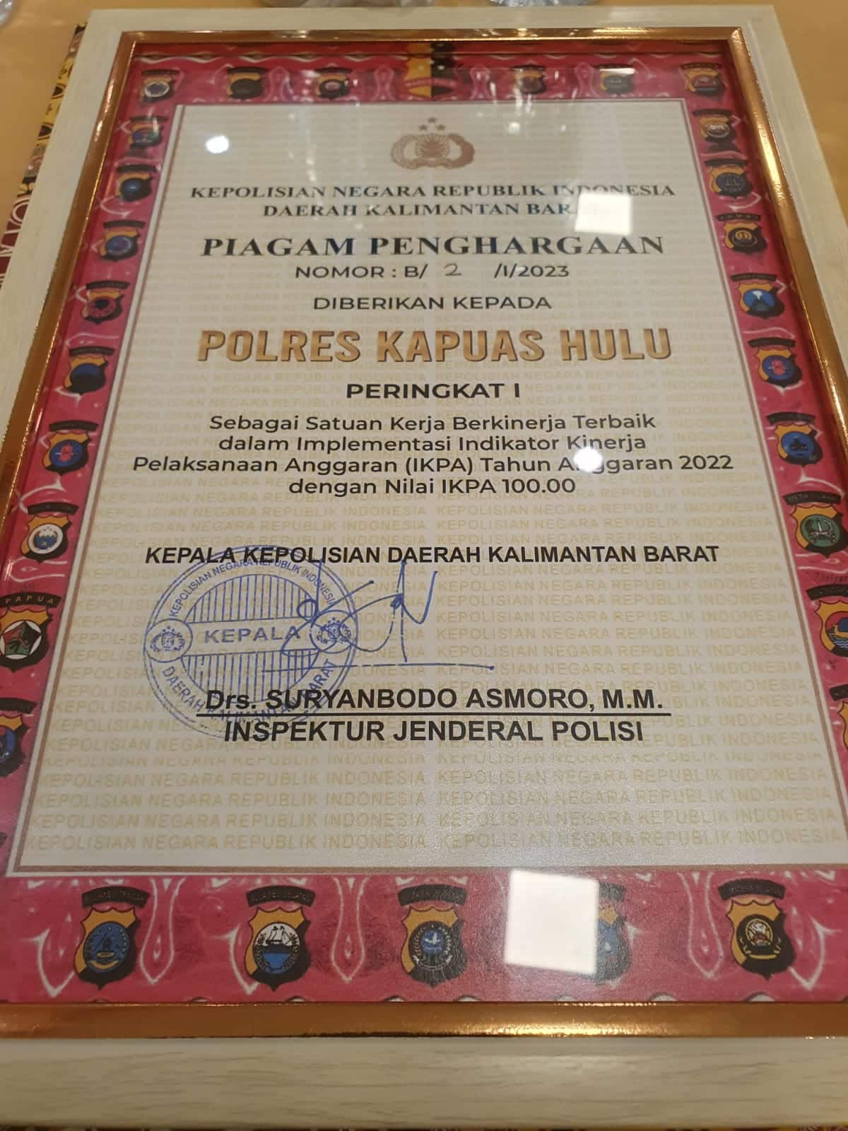 Piagam penghargaan Polres Kapuas Hulu untuk peringkat pertama dalam Indikator Kinerja Pelaksanaan Anggaran (IKPA) tahun 2022. (Foto: Ishaq)