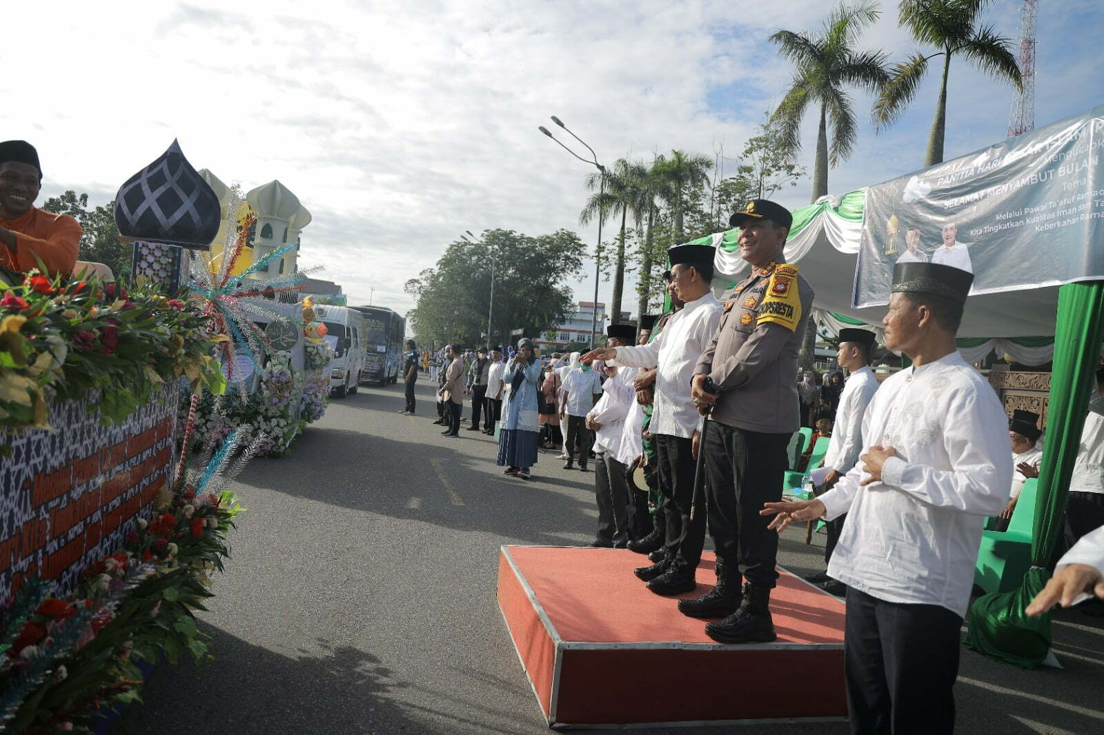 Wali Kota Pontianak, Edi Rusdi Kamtono melepas peserta pawai taaruf menyambut bulan suci Ramadhan 1444 H. (Foto: Kominfo/Prokopim For KalbarOnline.com)