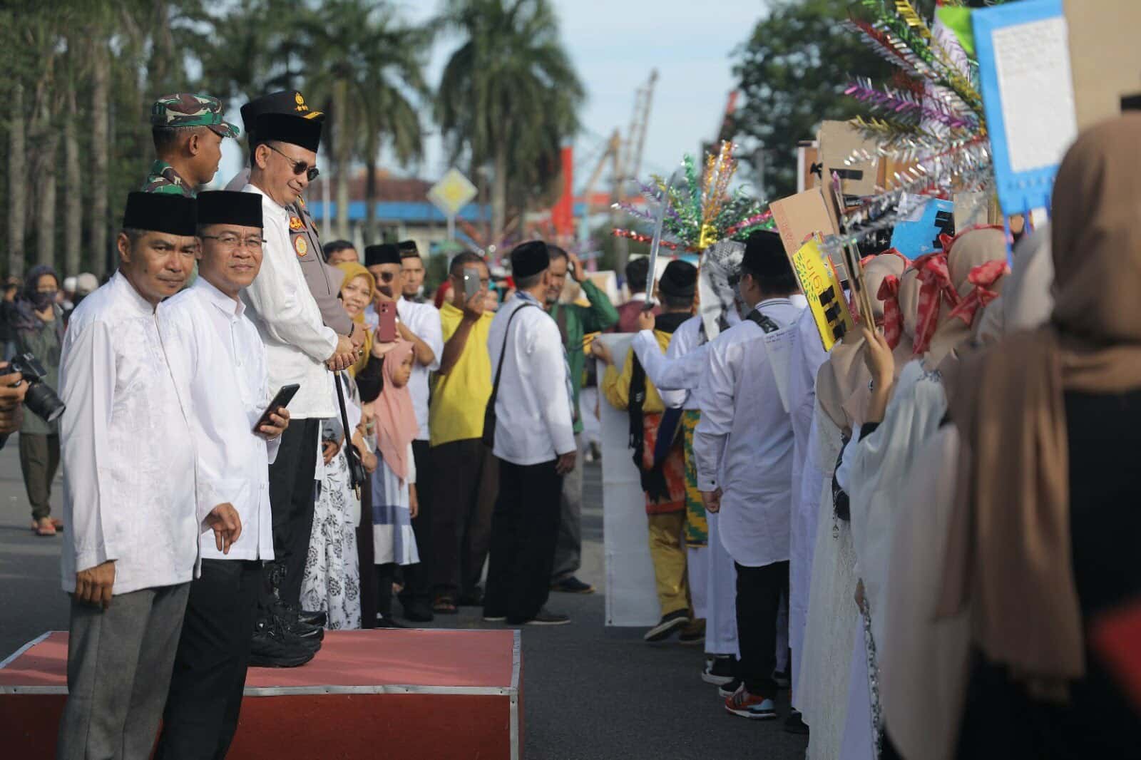 Wali Kota Pontianak, Edi Rusdi Kamtono melepas peserta pawai taaruf menyambut bulan suci Ramadhan 1444 H. (Foto: Kominfo/Prokopim For KalbarOnline.com)