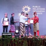 Penyerahan piagam penghargaan Public Relations Indonesia Awards (PRIA) 2023 kepada Pemerintah Kota Pontianak sebagai "Pemenang Terpopuler" di Media Cetak dan Online di Denpasar, Bali. (Foto: Prokopim For KalbarOnline.com)