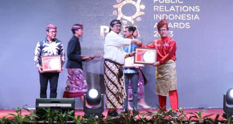 Penyerahan piagam penghargaan Public Relations Indonesia Awards (PRIA) 2023 kepada Pemerintah Kota Pontianak sebagai "Pemenang Terpopuler" di Media Cetak dan Online di Denpasar, Bali. (Foto: Prokopim For KalbarOnline.com)