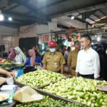 Wali Kota Pontianak, Edi Rusdi Kamtono memantau ketersediaan dan harga bahan pokok di Pasar Flamboyan. (Foto: Prokopim For KalbarOnline.com)