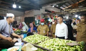 Wali Kota Pontianak, Edi Rusdi Kamtono memantau ketersediaan dan harga bahan pokok di Pasar Flamboyan. (Foto: Prokopim For KalbarOnline.com)