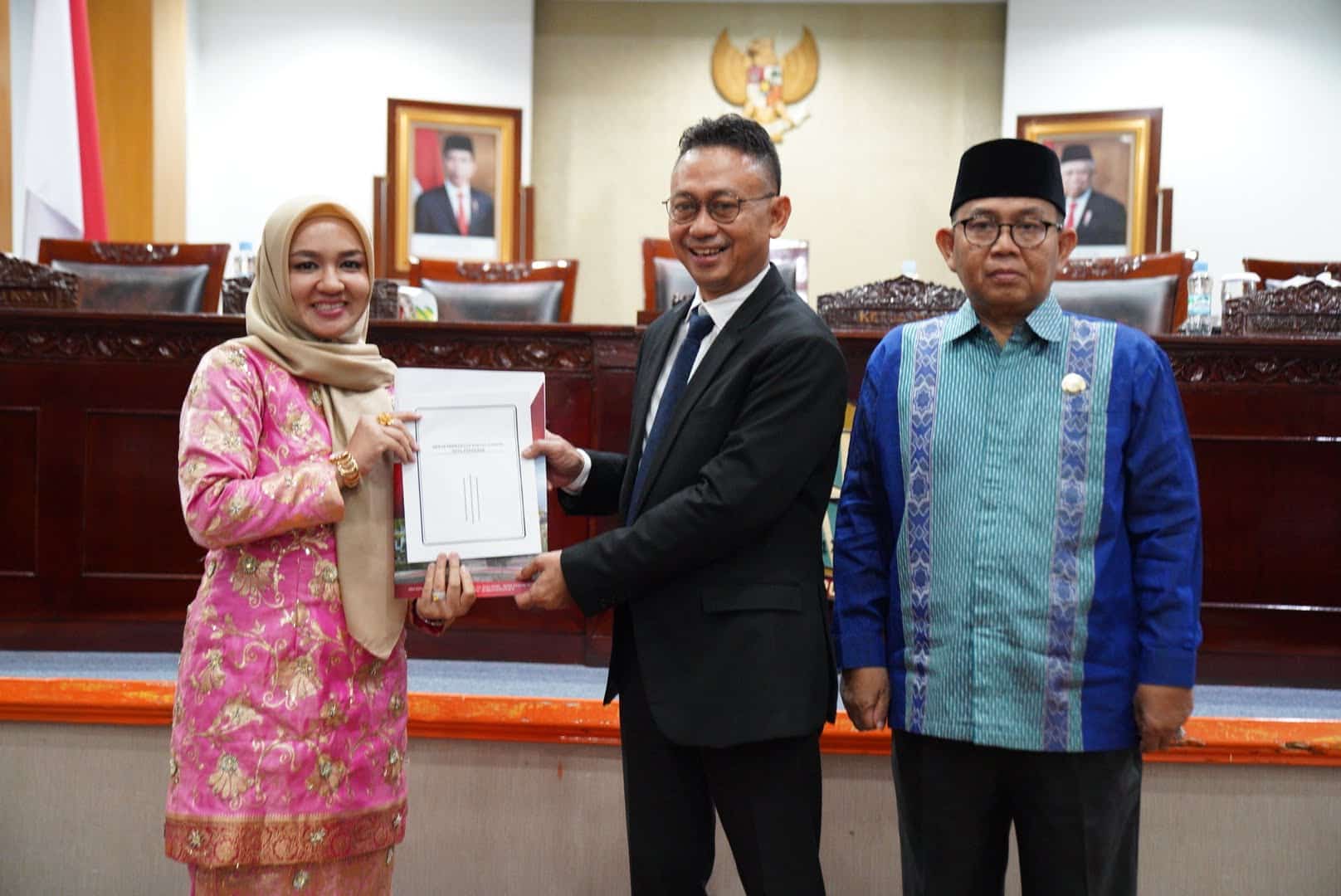 Wali Kota Pontianak, Edi Rusdi Kamtono menyampaikan usulan Raperda kepada DPRD Kota Pontianak. (Foto: Prokopim For KalbarOnline.com)