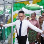 Wali Kota Pontianak, Edi Rusdi Kamtono membuka pintu masuk UPT Labkes Kota Pontianak usai pengguntingan pita. (Foto: Kominfo/Prokopim For KalbarOnline.com)