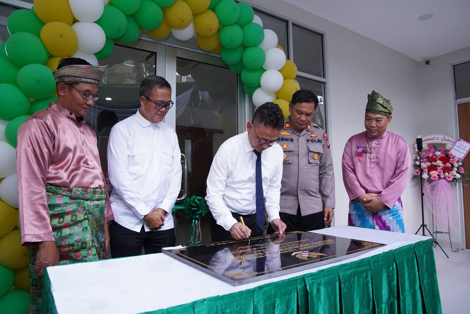Wali Kota Pontianak, Edi Rusdi Kamtono menandatangani prasasti menandai diresmikannya Gedung UPT Labkes Kota Pontianak. (Foto: Kominfo/Prokopim For KalbarOnline.com)