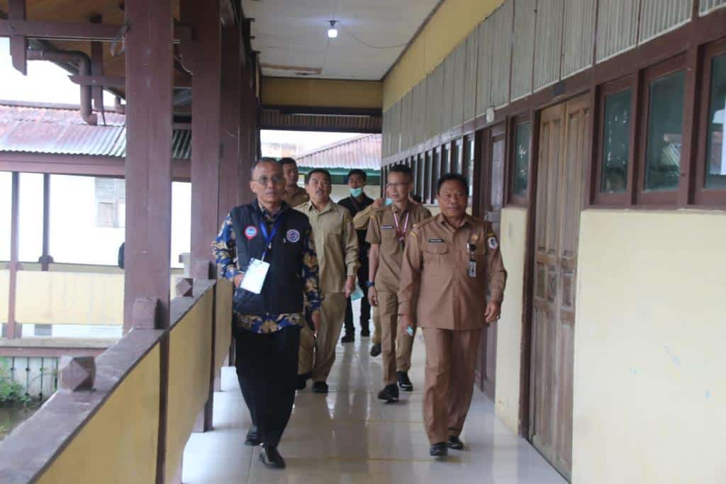 Sekda Kapuas Hulu, Mohd Zaini meninjau langsung pelaksanaan tes seleksi kompetensi PPPK fungsional dengan metode CAT di Gedung SMK Putussibau Selatan, Selasa (21/03/2023). (Foto: Ishaq)