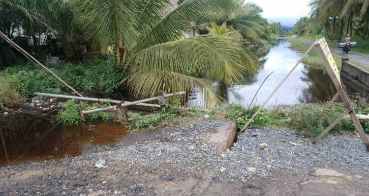 Kondisi jembatan ambruk di Dusun Tanjung, Desa Sejahtera, Kecamatan Sukadana, Kayong Utara, Kalimantan Barat. (Foto: Santo)