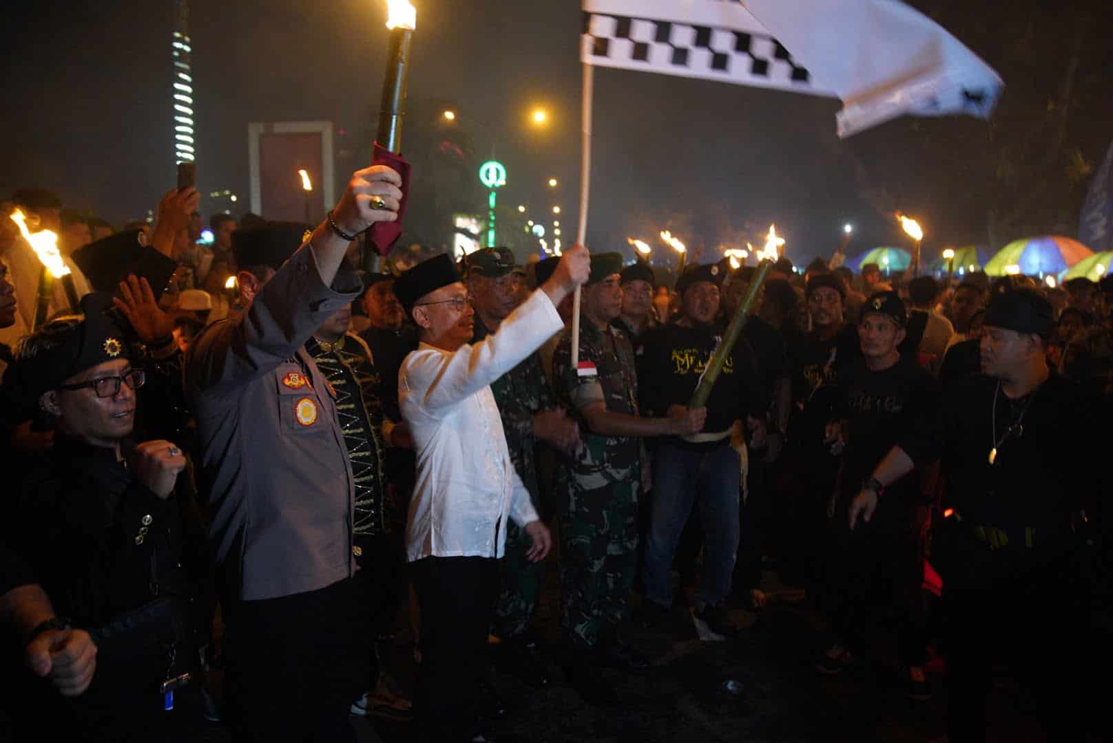 Wali Kota Pontianak, Edi Rusdi Kamtono mengibaskan bendera start menandai mulai berjalannya peserta Pawai Obor menyambut Bulan Suci Ramadhan 1444 H. (Foto: Prokopim For KalbarOnline.com)