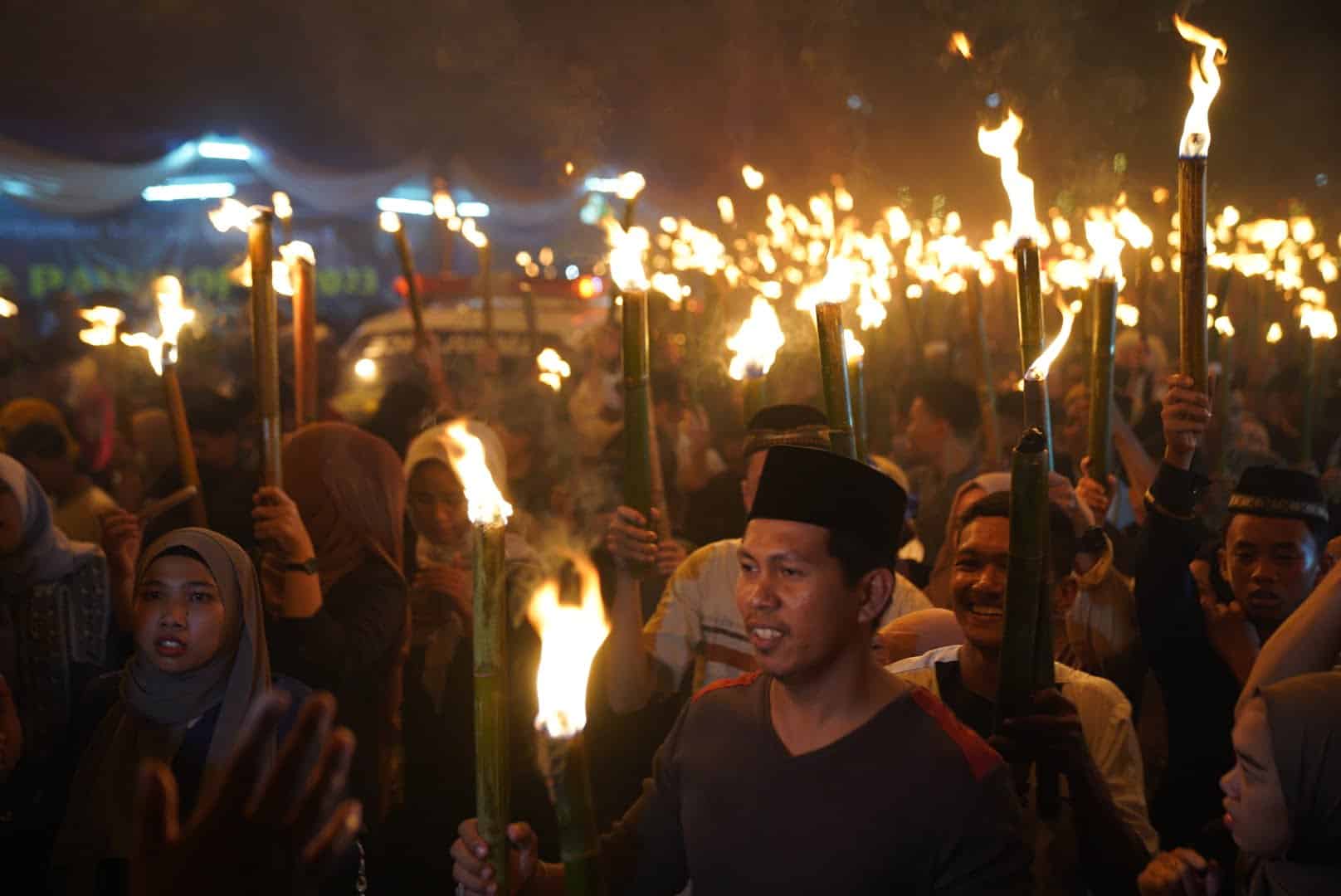 Ribuan peserta pawai obor menyambut bulan suci Ramadhan 1444 H tumpah ruah di sepanjang Jalan Ahmad Yani pada Selasa (21/03/2023) malam. (Foto: Prokopim For KalbarOnline.com)