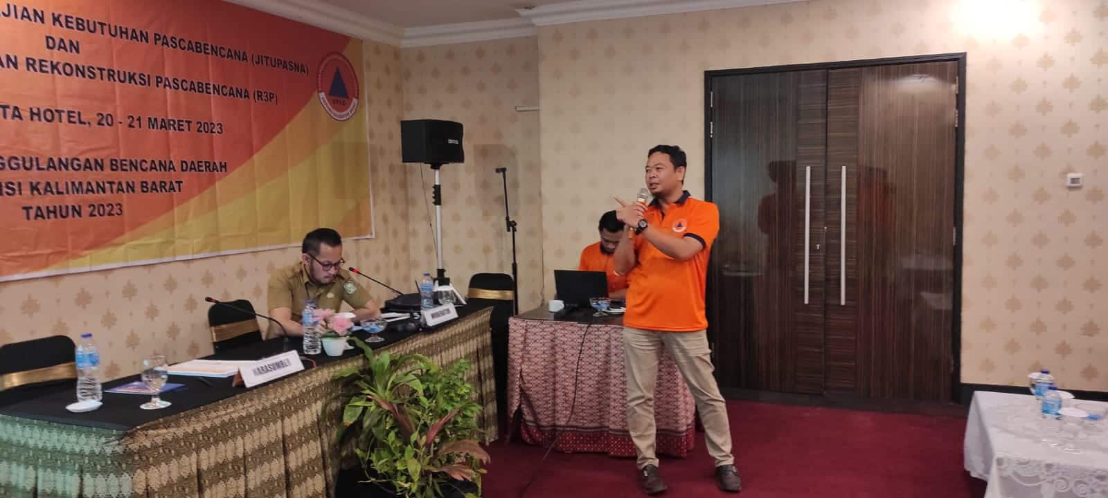 BPBD Provinsi Kalbar menggelar sosialisasi sekaligus pendampingan petugas pengkajian terkait kebutuhan, rencana rehabilitasi dan rekonstruksi pasca bencana, di Hotel Mahkota Pontianak, tanggal 20 - 21 Maret 2023. (Foto: Jauhari)